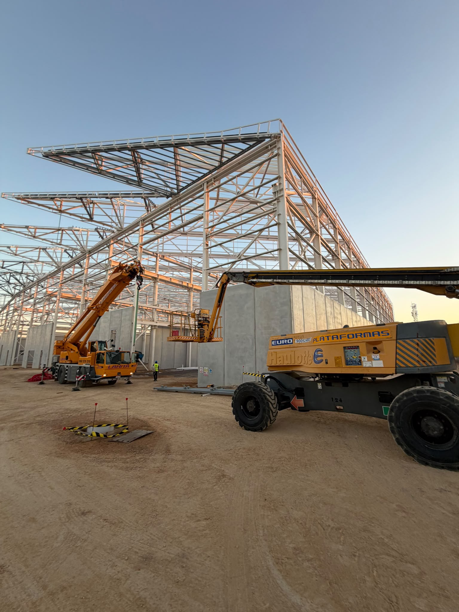 Montagem de estrutura metálica para edifício industrial