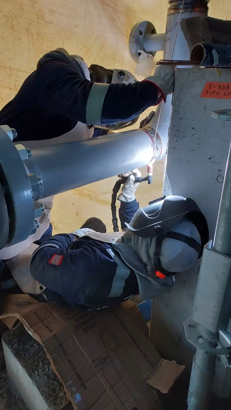 Profissional da SMG em intervenção industrial