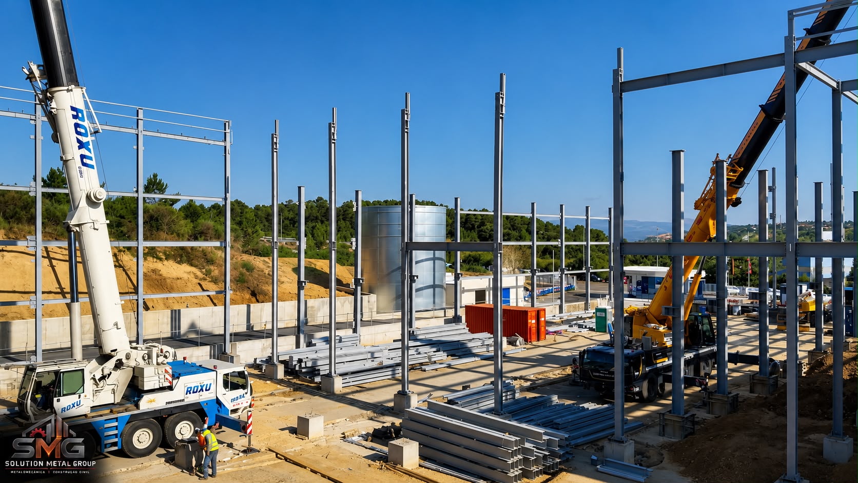 Montagem de estrutura metálica industrial em obra